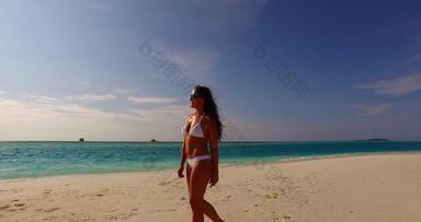 年轻的快乐夫人旅行有趣的海滩清洁白色沙子蓝色的背景